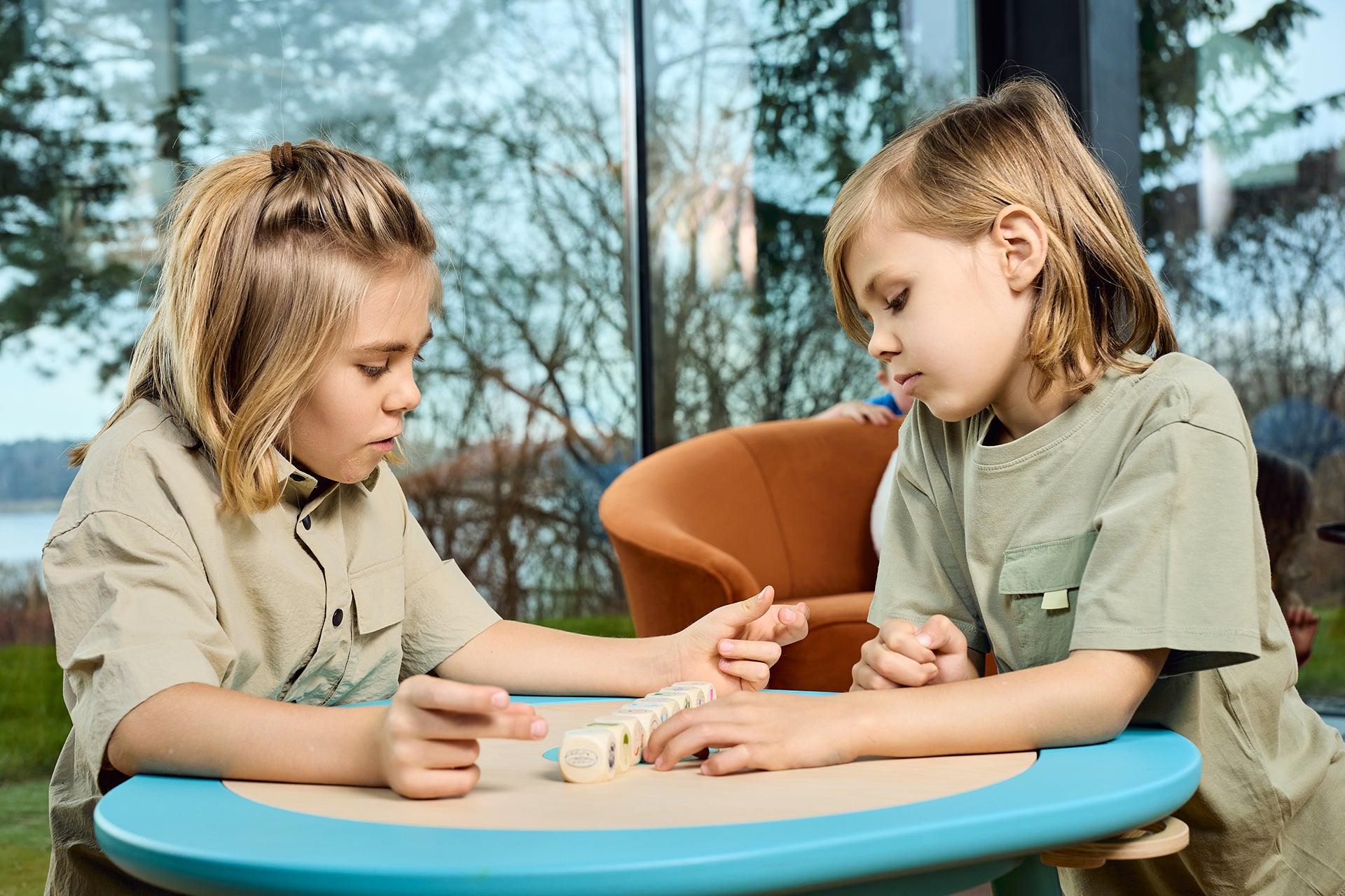 Rodzina gra razem w kości narracyjne Wasze Historie – wspólne tworzenie opowieści rozwijające więź i komunikację