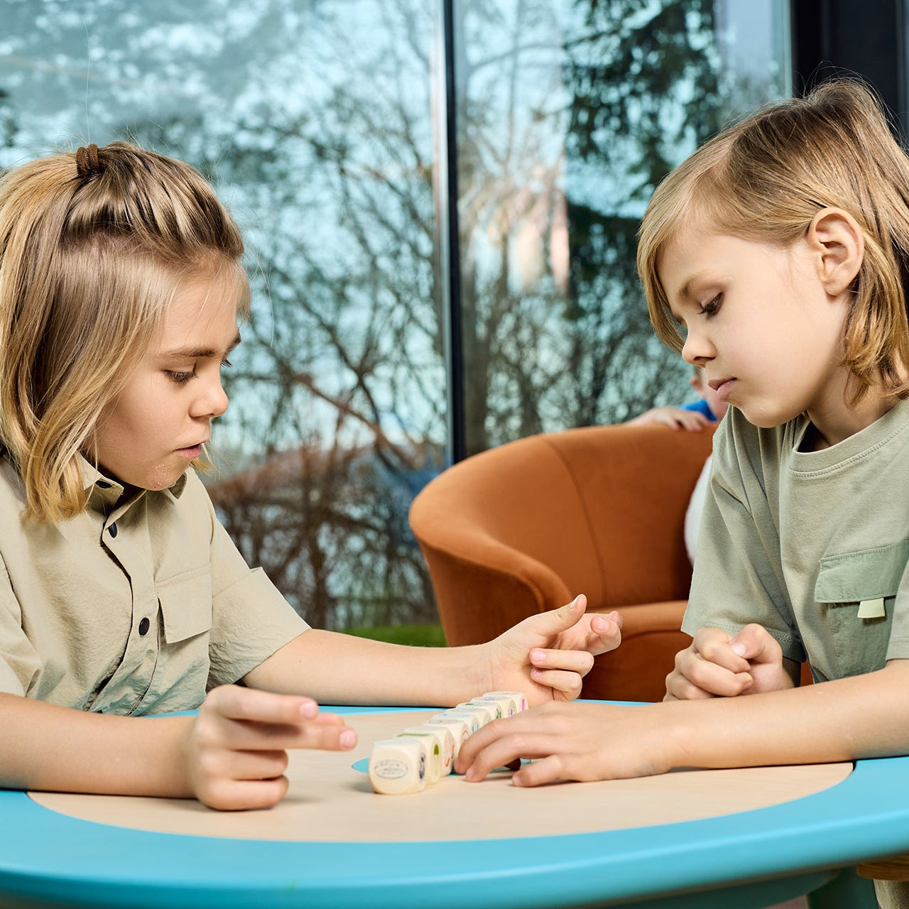 Rodzina gra razem w kości narracyjne Wasze Historie – wspólne tworzenie opowieści rozwijające więź i komunikację