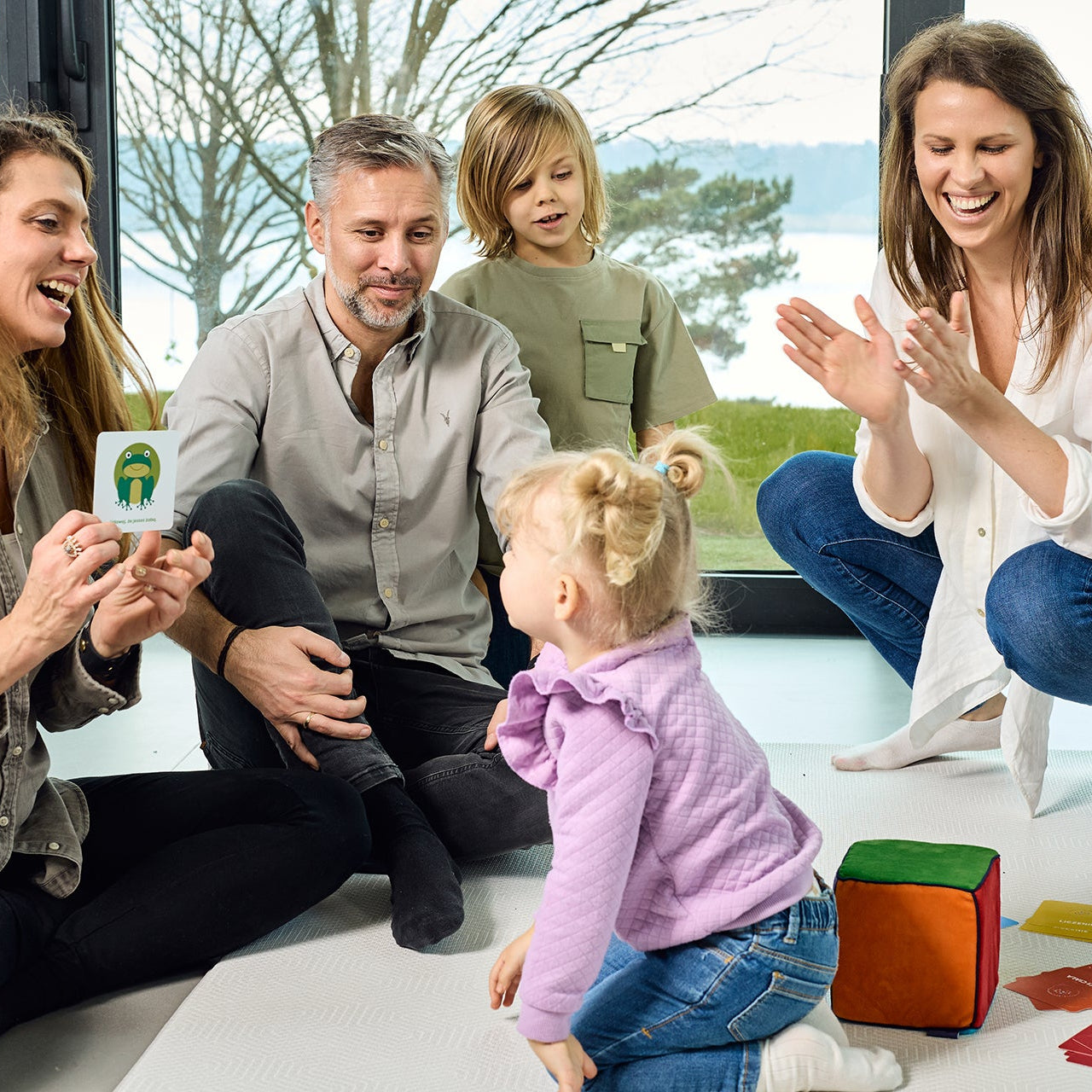 Rodzinna zabawa z kartami Nauka przez Zabawę i Kostką Aktywności – dzieci i dorośli wykonują zadania edukacyjne razem