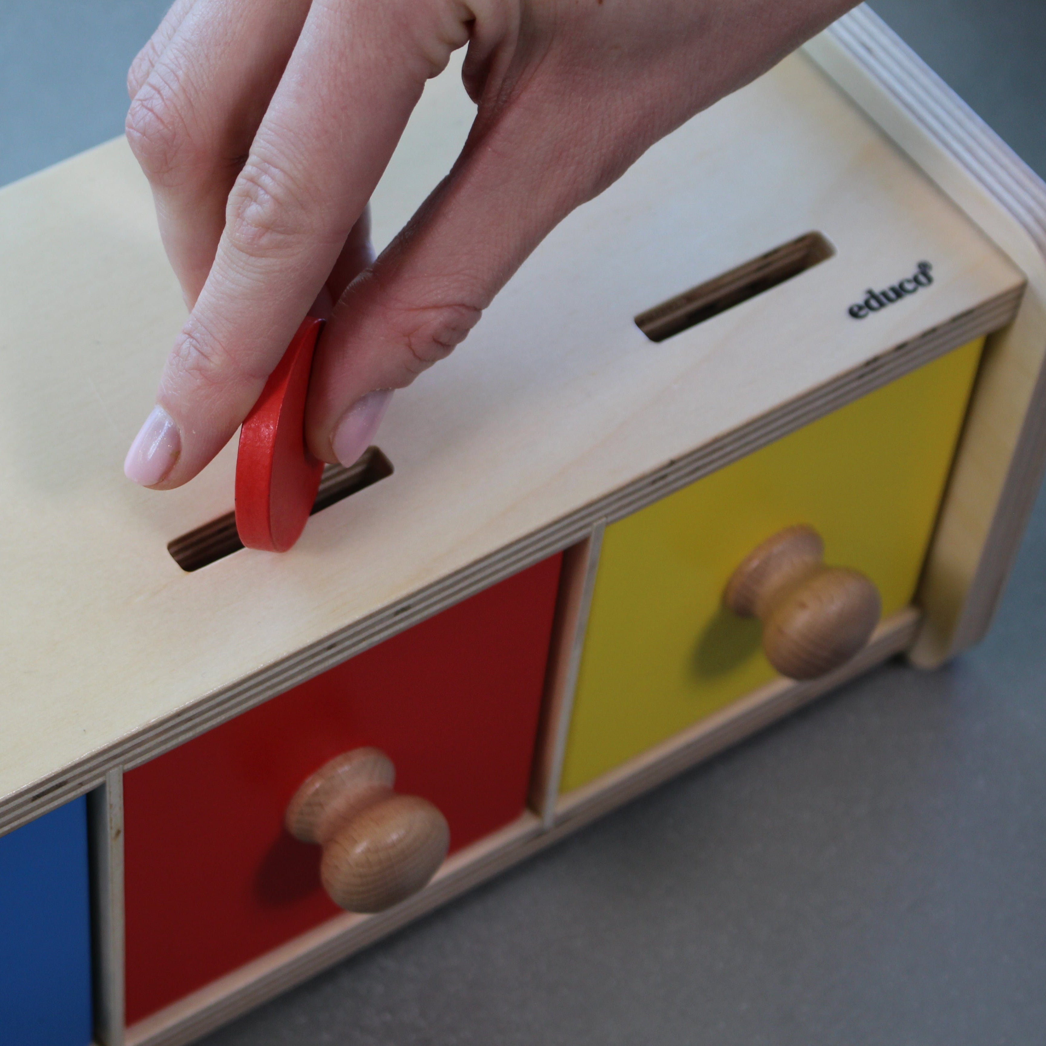 Sorter kolorów dla dzieci Montessori, wspierający rozwój umiejętności motorycznych, świadomości przestrzennej i pamięci poprzez dopasowywanie i sortowanie krążków według kolorów.