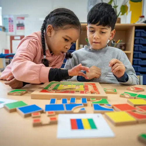 Wspólna zabawa z Color Code Educo – dzieci ćwiczą kodowanie i logikę, układając sekwencje kolorów wg kart zadań