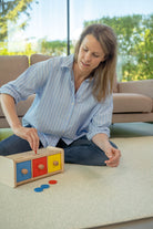 Zabawa edukacyjna z sorterem Montessori Educo – rodzina ćwiczy sortowanie kolorów z kolorowymi krążkami i szufladkami