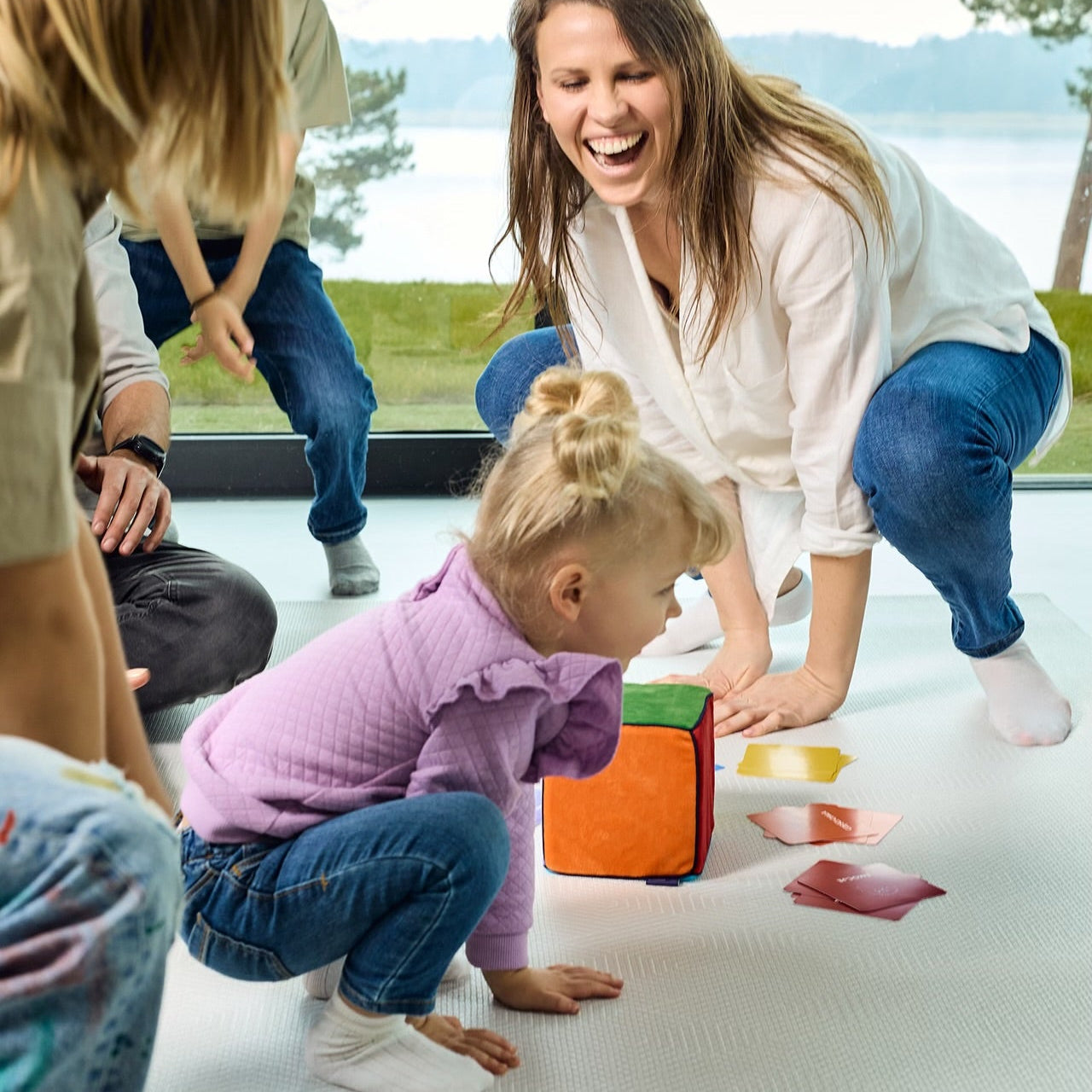Mama i troje dzieci grających w karty mindfulness – grupowa zabawa rozwijająca uważność, empatię i umiejętności społeczne