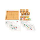 Zadanie kodowania Marblecode Montessori Educo – dziecko analizuje kartę i buduje tor dla kulki z drewnianych elementów